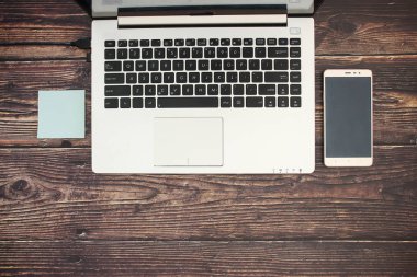 Ofis malzemeleri ile çalışma masası 