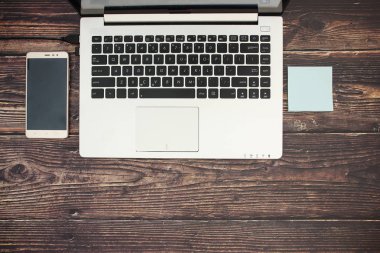 Ofis malzemeleri ile çalışma masası 
