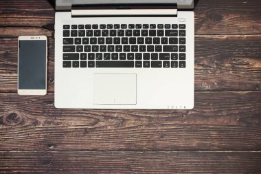 Ofis malzemeleri ile çalışma masası 