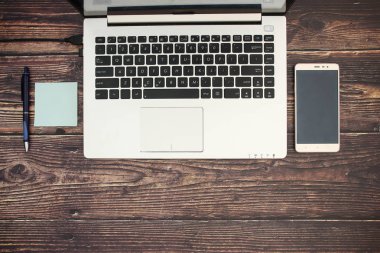 Ofis malzemeleri ile çalışma masası 