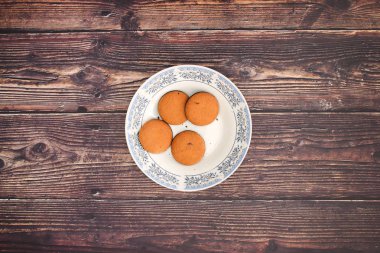 Yemek için hazır masada lezzetli kurabiye