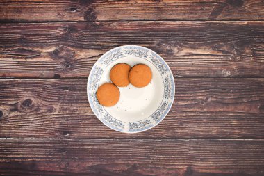 Yemek için hazır masada lezzetli kurabiye