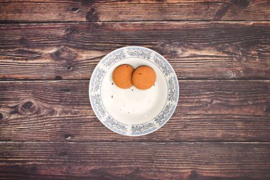 Yemek için hazır masada lezzetli kurabiye