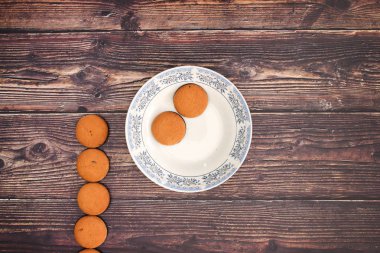 Yemek için hazır masada lezzetli kurabiye