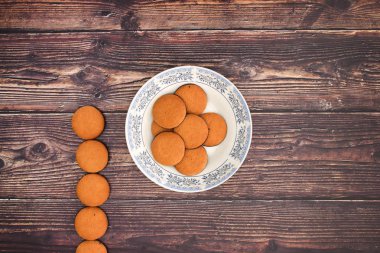 Yemek için hazır masada lezzetli kurabiye