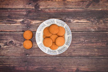 Yemek için hazır masada lezzetli kurabiye