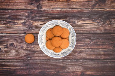 Yemek için hazır masada lezzetli kurabiye