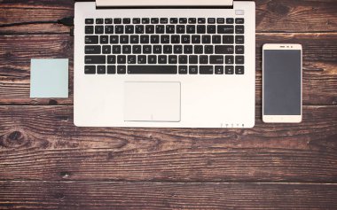 Ofis malzemeleri ile çalışma masası 