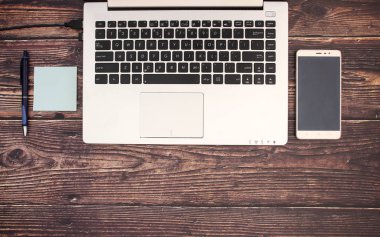 Ofis malzemeleri ile çalışma masası 