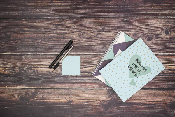 青いノートと鉛筆の作業テーブル — ストック写真