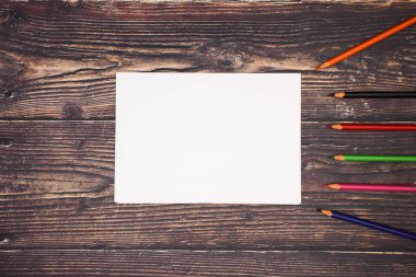 Ahşap masada okul ve sanat malzemeleri 