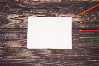 Ahşap masada okul ve sanat malzemeleri 