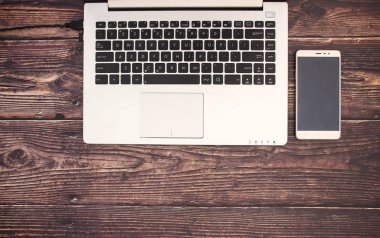 Ofis malzemeleri ile çalışma masası 