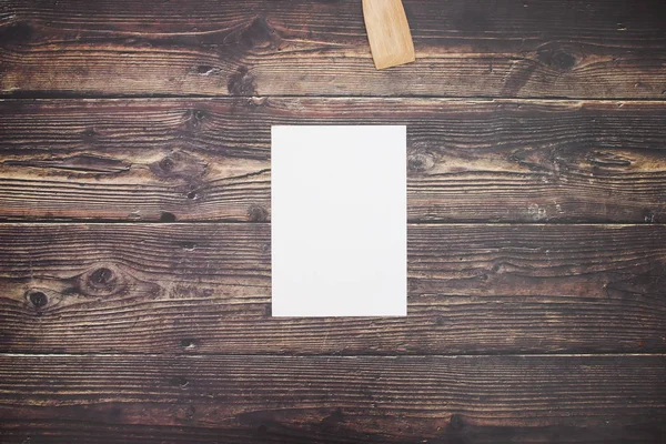 木製の背景に白い紙 — ストック写真