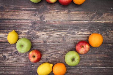 Ahşap arka planda taze ve sağlıklı meyve