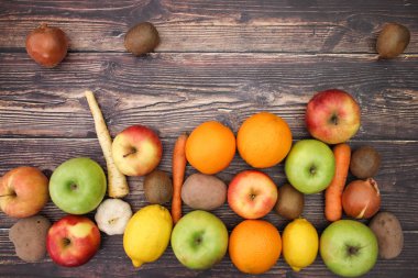 Ahşap arka planda taze ve sağlıklı meyve