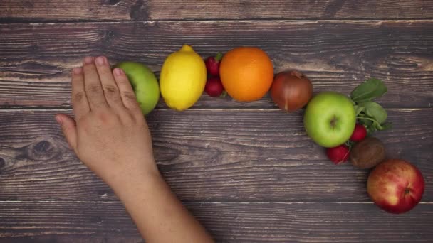 Frutas Verduras Aparecen Bajo Mano Del Hombre Sobre Fondo Madera — Vídeos de Stock