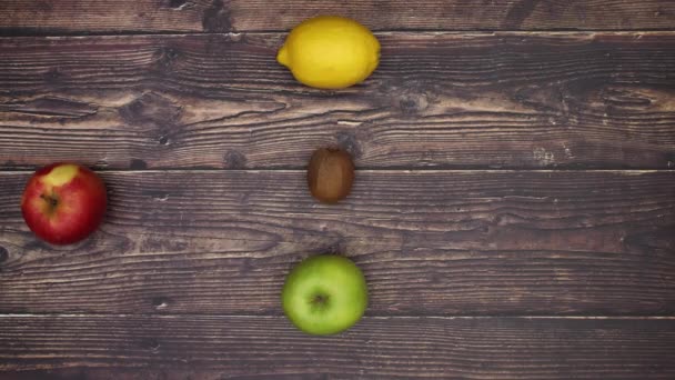 Frutas Frescas Que Movem Sobre Fundo Madeira Transformam Outras Frutas — Vídeo de Stock