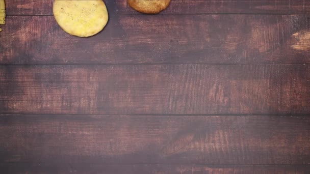 Nourriture Fraîche Tombant Sur Fond Bois Stop Motion Animation Vidéo — Video