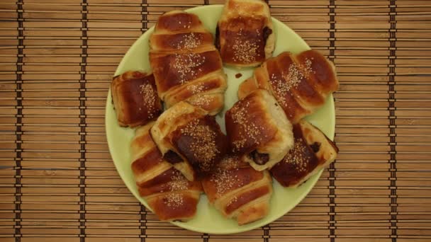 Heerlijke Croissants Verdwijnen Uit Green Plate Stop Motion Animation Video — Stockvideo