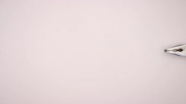 Beyaz arka planda hareket eden pliers - Hareket animasyon video durdurun