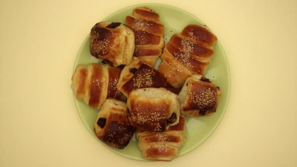 Croissants Frescos Desaparecen Placa Verde Sobre Fondo Amarillo Detener Vídeo — Vídeos de Stock