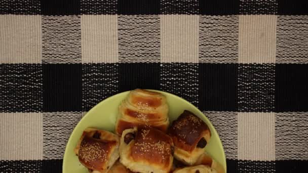 Croissants Placa Verde Fondo Blanco Negro Detener Vídeo Animación Movimiento — Vídeos de Stock