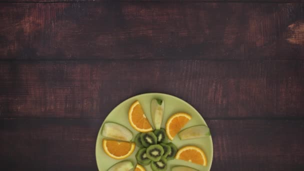 Τρώγοντας Φρούτα Από Την Πράσινη Πλάκα Διακοπή Κίνησης Βίντεο Κινουμένων — Αρχείο Βίντεο