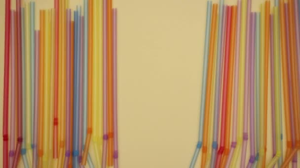 Tubes Plastique Sur Fond Jaune Vidéo Animation Stop Motion — Video