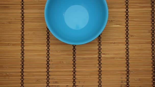米饭在木制背景上填充蓝色菜肴 停止运动动画视频 — 图库视频影像