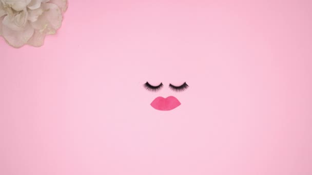 女人的配件和化妆产品出现在粉红色背景 停止运动动画视频 — 图库视频影像