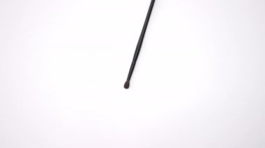 Beyaz arka plan üzerinde makyaj ve kozmetik ürünleri makyaj fırça -Stop motion animasyon video 