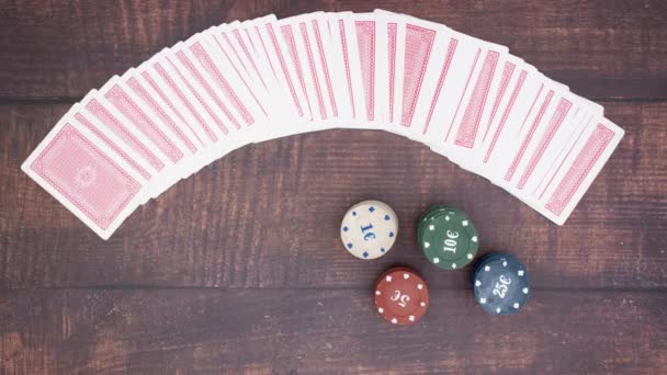 Ahşap Arka Planda Hareketli Kartlar Poker Fişleri Destesi Stop Motion — Stok video