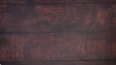 Güzel doğum günü kartı ve hediyeler ahşap arka planda görünür - Stop motion animasyon video 