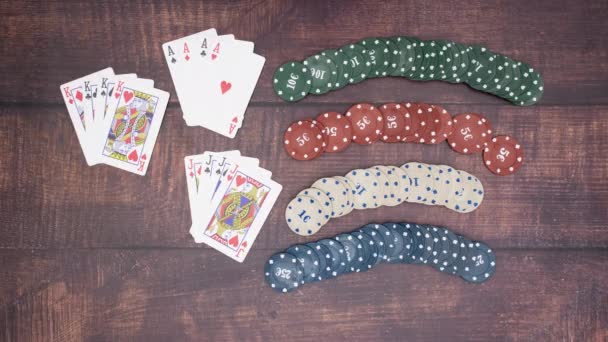 纸牌和扑克筹码在木制背景 停止运动动画视频 — 图库视频影像