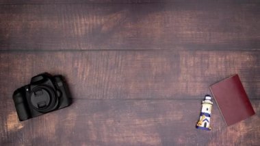 Seyahat kiti ve seyahat mıknatısları ahşap arka planda görünür - Stop motion animasyon video 