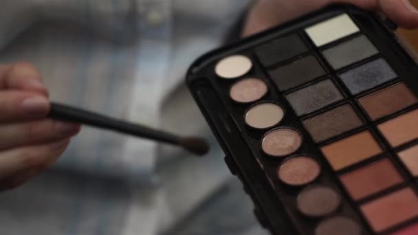 Femme Tenir Une Palette Ombres Paupières Occasion Frotter Les Ombres — Video