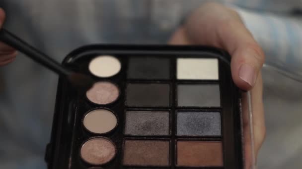 Mujer Sostiene Una Paleta Sombras Ojos Con Otras Manos Mancha — Vídeos de Stock