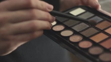 Kadın göz farları bir palet tutun ve ikinci el gölgeler smears