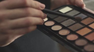 Kadın göz farları bir palet tutun ve ikinci el gölgeler smears.