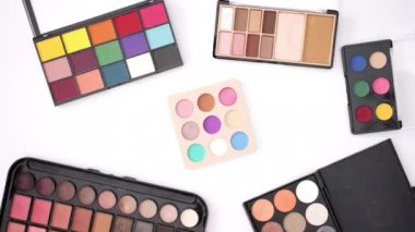 Beyaz arka planda hareket eden göz farları - Stop motion animasyon video 