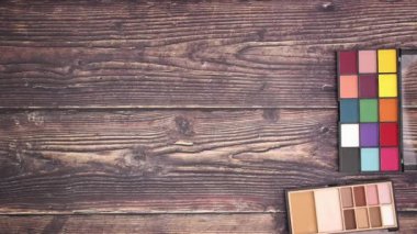 Doğum günü kartı ahşap arka planda görünür ve etrafında ürünler makyaj- Stop motion animasyon video 