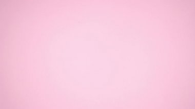 Pembe arka planda hareket eden renkli göz farı ve fırça makyaj - Stop motion animasyon video 