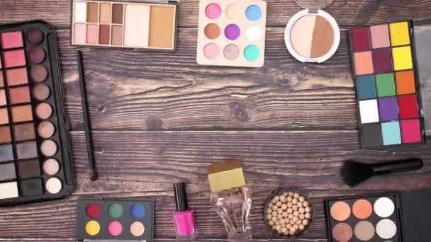 Maquillaje Productos Que Mueven Los Bordes Fondo Madera Detener Vídeo — Vídeo de stock