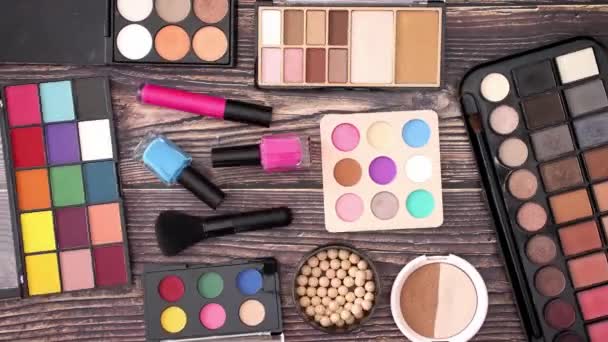 Maquillaje Productos Que Mueven Sobre Fondo Madera Detener Vídeo Animación — Vídeo de stock