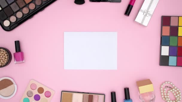 Makijaż Produktów Pojawiają Się Wokół Białego Papieru Stop Motion Animacji — Wideo stockowe