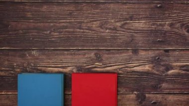 Ahşap arka plan üzerine kitaplar ve beyaz kağıt - Stop motion animasyon