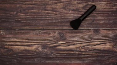 makyaj fırçaları ahşap arka planda görünür - Stop motion animasyon video 
