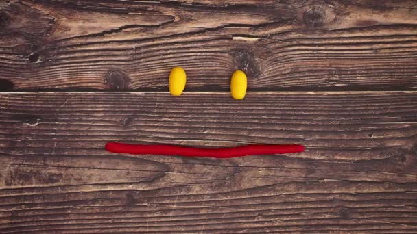 Play Doh Smiley Auf Holztisch Stop Motion — Stockvideo