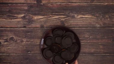 Kadınlar tabaktan pasta alıyor - Stop Motion